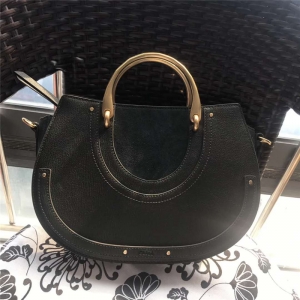 Chloe ޢ�� 17�¿� Pixie��̖Ů�� ţƤƴĥɰ ������ ī�Gɫ