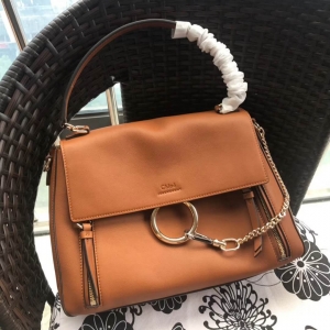 Chlo�� ������ Faye Day ���Ƽ玧 ��̖ �A�h朗l �μ�б��� �ɫ