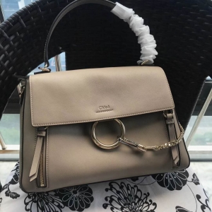 Chlo�� ������ Faye Day ���Ƽ玧 ��̖ �A�h朗l �μ�б��� ����ɫ