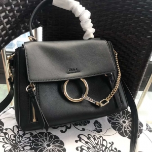 Chlo�� ������ Faye Day ���Ƽ玧 ��̖ �A�h朗l �μ�б��� ��ɫ