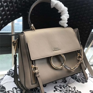 Chlo�� ������ Faye Day ���Ƽ玧 С̖ �A�h朗l �μ�б��� �\��ɫ