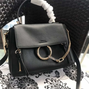 Chlo�� ������ Faye Day ���Ƽ玧 С̖ �A�h朗l �μ�б��� ��ɫ