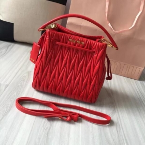 MiuMiu �����ް���Ƥ�ռ{�� ��۹پW2017�¿�б���5BE004