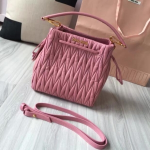 MiuMiu�ް���Ƥ�ռ{�� ��۹پW�¿�