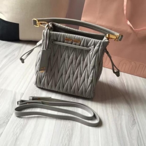 MiuMiu �ް���ƤС���ˮͰ�� �ռ{�� �����¿�Ů��