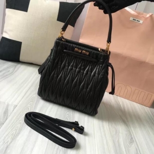 MiuMiu �ް���ƤС���ˮͰ���ռ{�� �����¿�Ů��