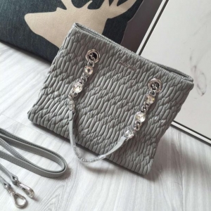 Miumiu�Ї��پW2017���¿� �@ʯ朰�����ƤŮ�� ˮ���@������