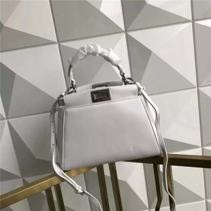 2590 FENDI �ҵ� ܛ��Ƥ������� �ɂ��ȴ� ������� ��ɫ