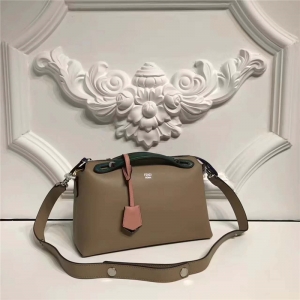 149S FENDI �ҵ� 2017�¿� ��ܛСţƤ ƴɫ��ʿ�D�������� ����ƴ��