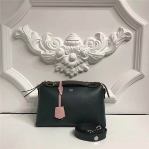 149S FENDI �ҵ� 2017�¿� ��ܛСţƤ ƴɫ��ʿ�D�������� ī�Gƴ��