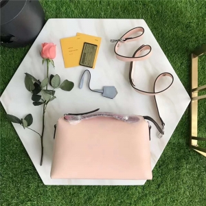 149S FENDI �ҵ� 2017�¿� ��ܛСţƤ ƴɫ��ʿ�D�������� ���ƴ��