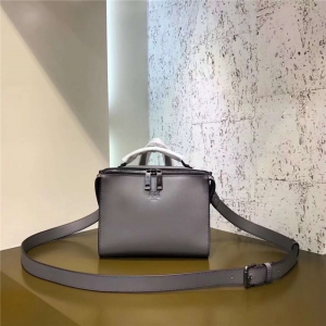 6238 FENDI �ҵ� �L���� СţƤ ��ʿ ����б��� ��ɫ