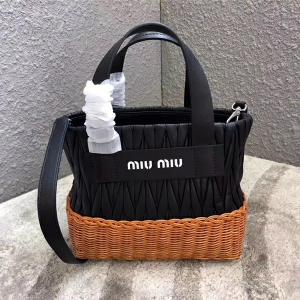 5BA076 MIUMIU�����¿� С��Ƥ �������l ����Ͱ�� ��ɫ