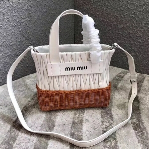 5BA076 MIUMIU�����¿� С��Ƥ �������l ����Ͱ�� ��ɫ