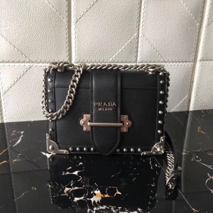 1BD045 Prada cahier ����(j��)���¿� �T��O(sh��)Ӌ(j��) �����_(d��)�μ�б��� ��ɫ