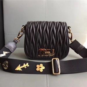 5BH085 MIUMIU���� ������Ʒ С��Ƥ �D�i�_�� ���¼玧б��� ��ɫ