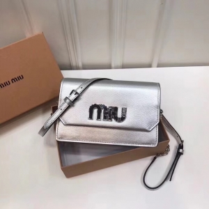 5BH077 MIUMIU �����¿� �M(j��n)��ţƤ �i�� ����ĸ ���wС�� �yɫ