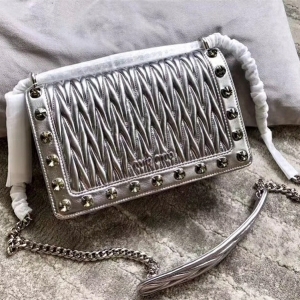 5BD109 MIUMIU �����¿� ˮ�@�b� �M(j��n)��С��Ƥ 朗l��� ��ɫ