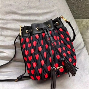 5BE014 MIUMIU���� �����¿� ����͹�y���� Ϳ�f ˮͰ�� ��ɫ