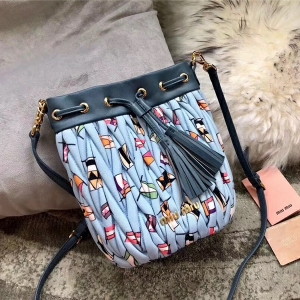 5BE014 MIUMIU���� �����¿� ����͹�y���� Ϳ�f ˮͰ�� �\�{