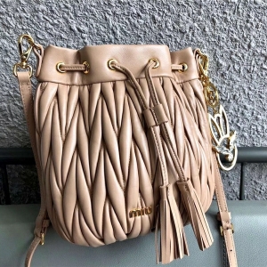 5BE014 MIUMIU���� �����¿� BUCKET BAG ��Ƥ�ް� Ͱ�ΰ� ����