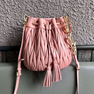 5BE014 MIUMIU���� �����¿� BUCKET BAG ��Ƥ�ް� Ͱ�ΰ� ��ɫ