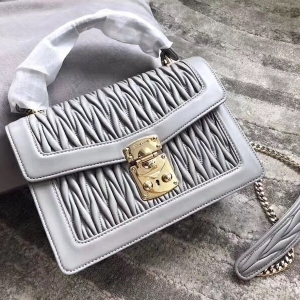 5BA094 MIUMIU���� �����¿� �Ứ���y ���w��Ƥ�ִ� ��ɫ