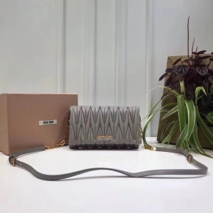 5BH017 MIUMIU���� �����¿� ��Ƥ�Ứ͹�y ���w���� ��ɫ