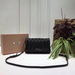 5BH017 MIUMIU���� �����¿� ��Ƥ�Ứ͹�y ���w���� ��ɫ