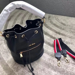 5BE027 MIUMIU���� �¿� ɽ��Ƥ ����Ƥ��玧 ���KˮͰ�� ��ɫ