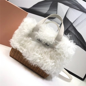 5BA097 MIUMIUŮ�� ևև����� ��؂ë�ִ� С��Ƥ���� ��ɫ��؂ë