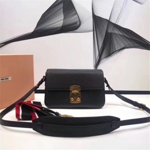 5BD113 MiuMiuŮ�� �����ִ� ���w�i�� �M��ɽ��Ƥ��� ��ɫ