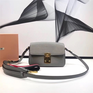 5BD113 MiuMiuŮ�� �����ִ� ���w�i�� �M��ɽ��Ƥ��� ��ɫ