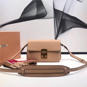 5BD113 MiuMiuŮ�� �����ִ� ���w�i�� �M��ɽ��Ƥ��� ����