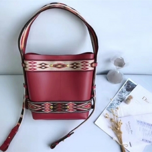 Dior OdeoŮ�� 2019�¿� СţƤ �����ׁ��L �ϊW���Ұ� ���CˮͰ�� ���t