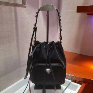 1BH1864 Prada�ִ� �Tᔼ玧 ���KˮͰ�� �����_�����μ�б��� ��ɫ
