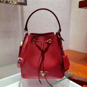 1BE032 Prada�����_ Ůʿ���e�μ�� ��ʮ�ּyţƤ Prada����б��ˮͰ�� �tɫ