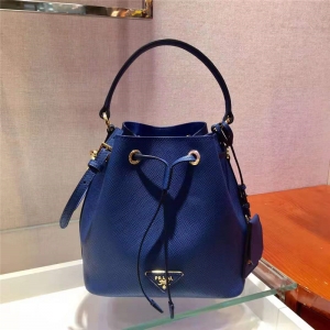 1BE032 Prada�����_(d��) Ůʿ���e�μ�� ��ʮ�ּyţƤ Prada����б��ˮͰ�� ���{(l��n)ɫ