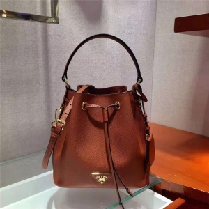 1BE032 Prada�����_(d��) Ůʿ���e�μ�� ��ʮ�ּyţƤ Prada����б��ˮͰ�� �u�tɫ