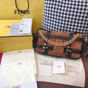 8BR778 FENDI�ҵ� ��ɫ��Ƥ��̖��ɫƤ�ｉ���μ�� Fendi������