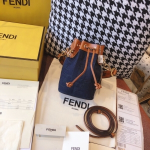 8BS010 Fendi �{ɫţ�в������ִ� FendiŮ�� �ҵ�����ˮͰ�� �{ɫ