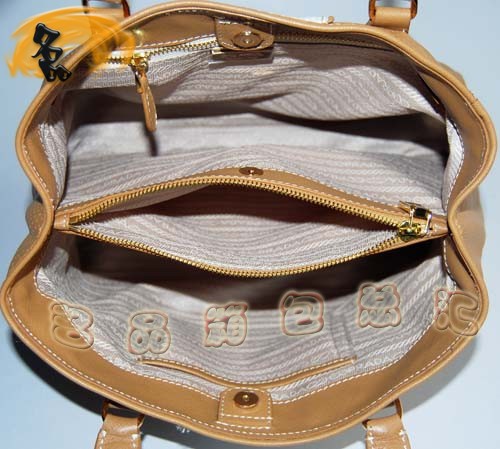 29150 Prada手提包 新款上市 普拉達(dá)經(jīng)典款網(wǎng)孔皮時(shí)尚休閑女包 杏配白