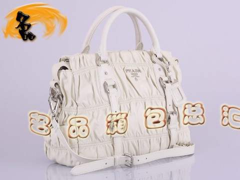 BN1336 普拉達(dá)最新款 羊皮褶皺女士休閑包 Prada手提包 Prada斜挎包 白色