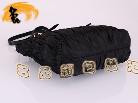 BN1618 普拉達(dá)防水尼龍帆布女士斜挎包 Prada手提包 最新款褶皺系列女包 黑色