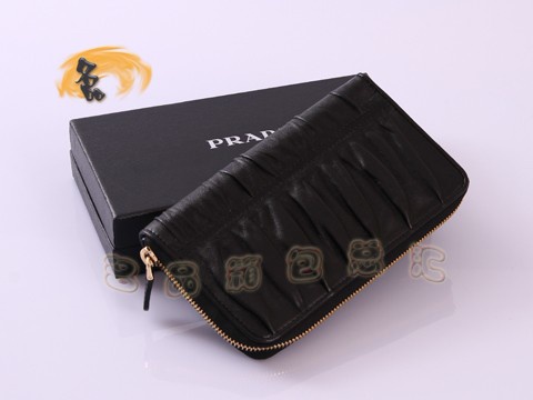 1M0506 Prada最新款褶皺羊皮拉鏈錢包 Prada錢包 普拉達長款錢夾 Prada女包 黑色