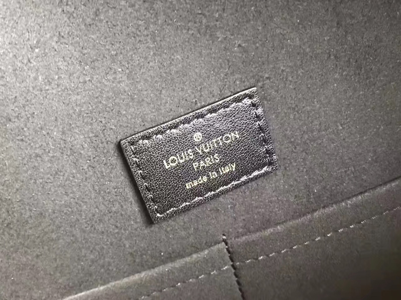 M44130 LV TRIANGLE SOFTY 手袋 LV老花水桶包 LV手提包