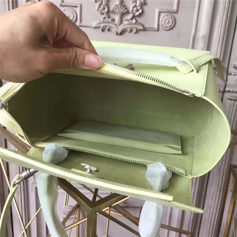 Celine賽琳 2017新款 Celine鯰魚包 光滑牛皮 流蘇裝飾鯰魚手提包 黃色