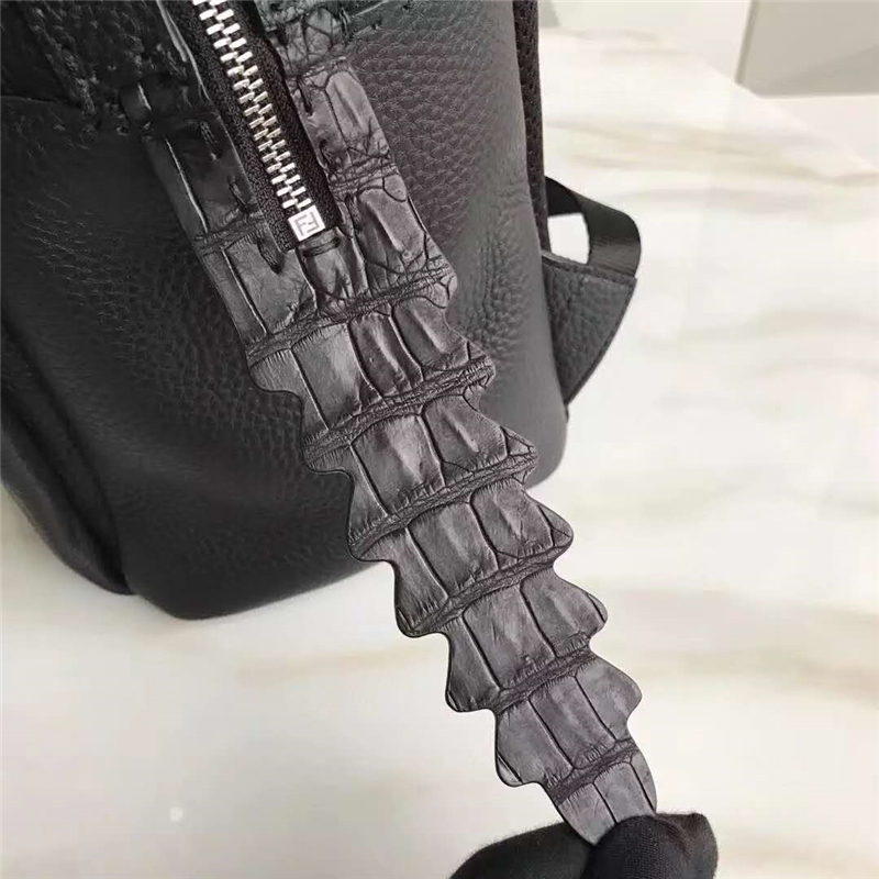 FENDI 芬迪 013S 新款經典優質柔軟小牛皮雙肩背包 黑色