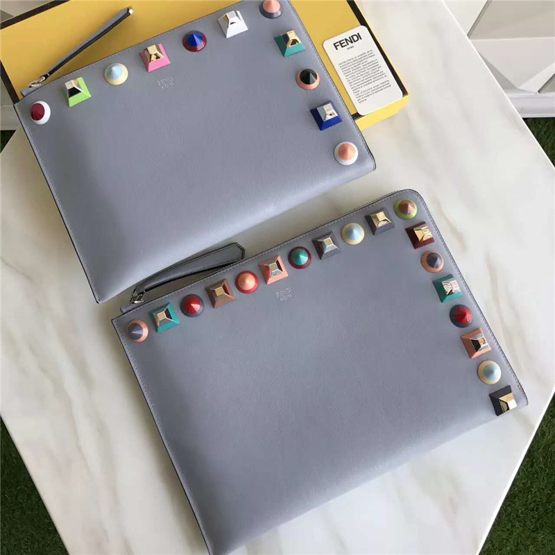 FENDI 芬迪 0365L 新款柔軟小牛皮彩色鉚釘環繞拉鏈手拿包 灰藍色