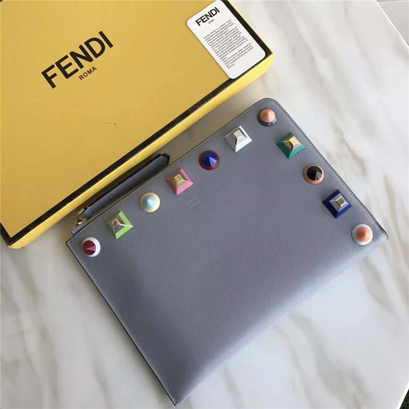 FENDI 芬迪 0365L 新款柔軟小牛皮彩色鉚釘環繞拉鏈手拿包 灰藍色